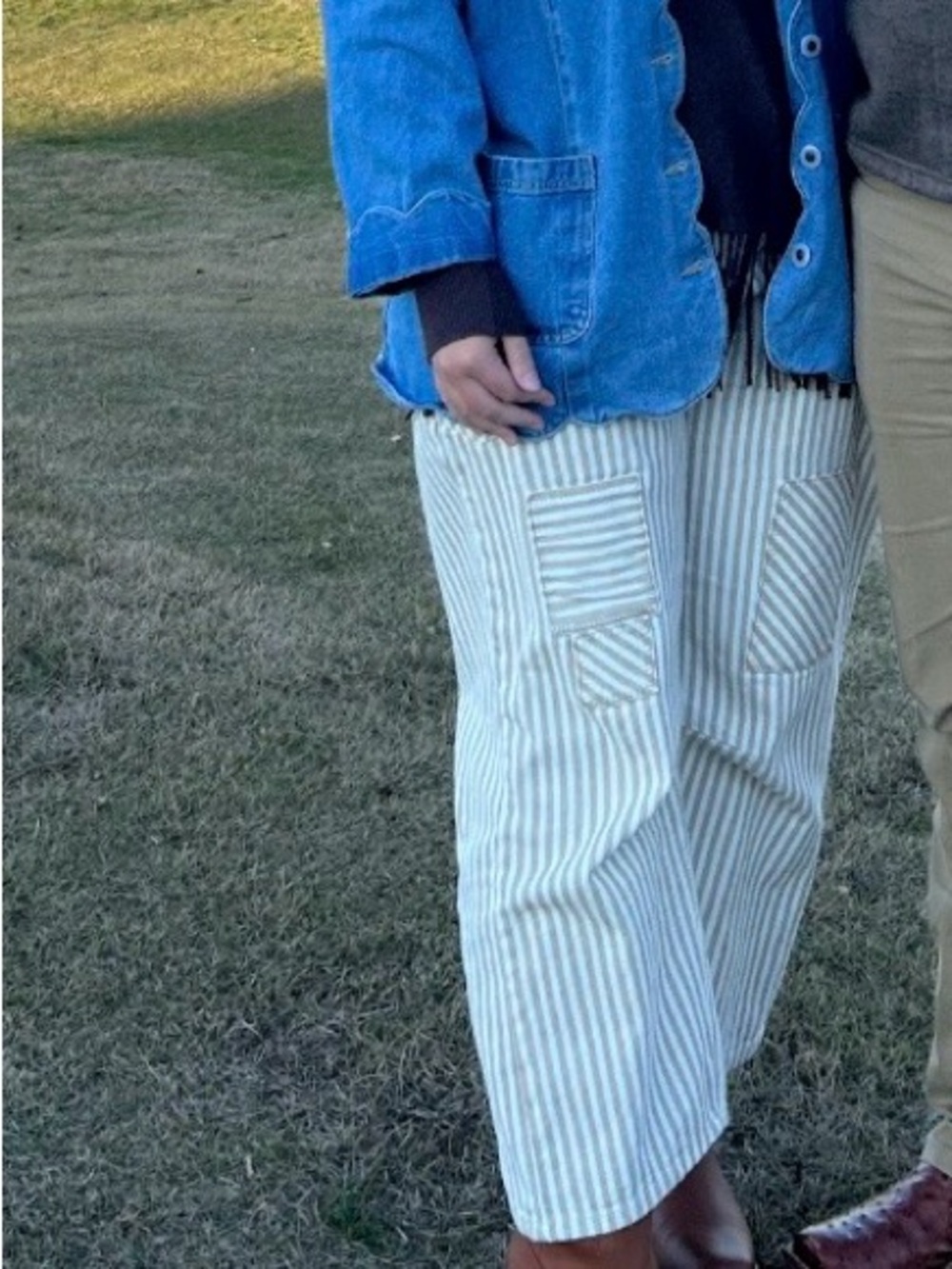 Striped barrel-Leg Cotton Pants in Cream and Tan